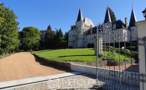 17th C. Chateau (With A Section Dedicated To Events) And 5 Acres In Centre Of France