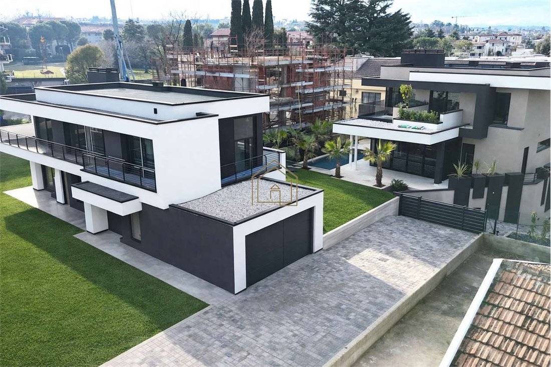 Villa in Desenzano Centro, Desenzano del Garda, Lombardy 4 - 16550597