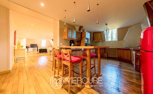 17th C. Chateau (With A Section Dedicated To Events) And 5 Acres In Centre Of France