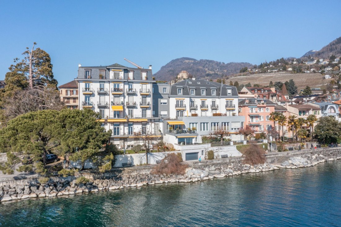 Exclusive! Splendid Apartment In 1st Line Lake With Beautiful View