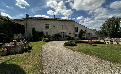 Estate in Saint-Sernin, Nouvelle-Aquitaine, France 1
