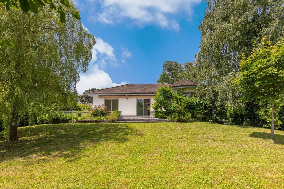 Family Villa In The Heart Of A Peaceful Residential Neighborhood