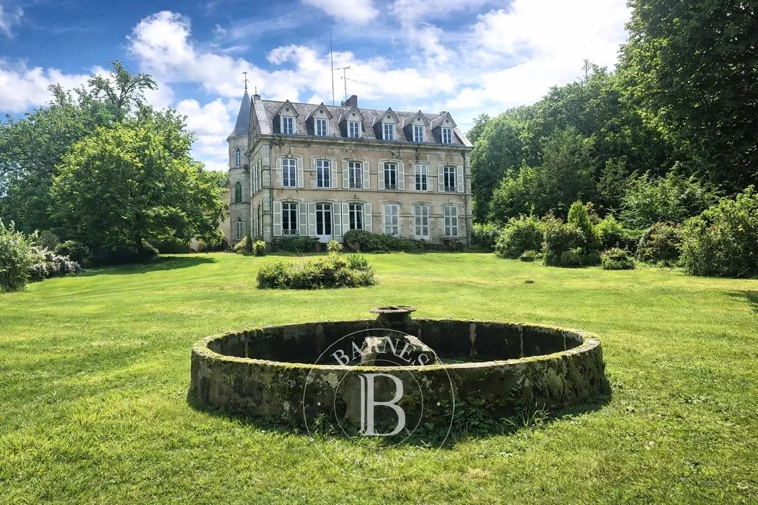 Estate in Neronde-sur-Dore, Auvergne-Rhône-Alpes, France 3 - 15764873