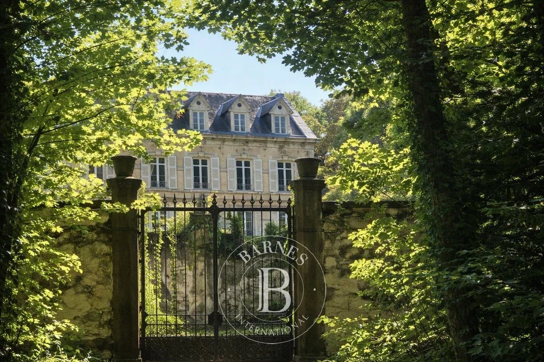 Estate in Neronde-sur-Dore, Auvergne-Rhône-Alpes, France 1 - 15764873