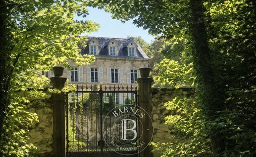 Estate in Neronde-sur-Dore, Auvergne-Rhône-Alpes, France 1