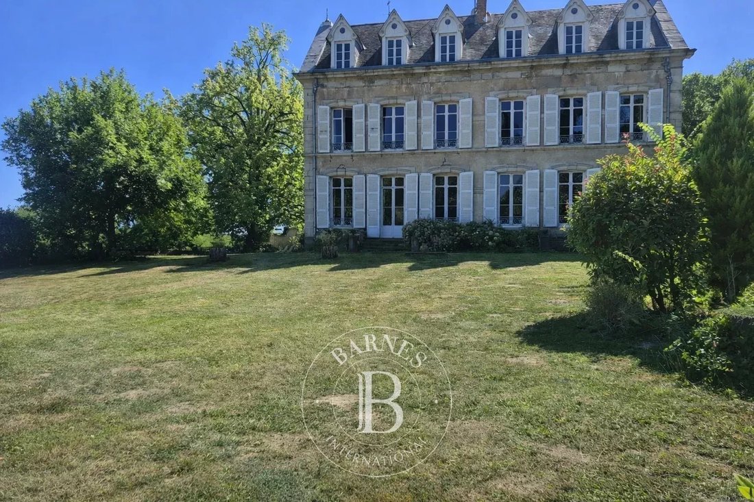 Estate in Neronde-sur-Dore, Auvergne-Rhône-Alpes, France 2 - 15764873