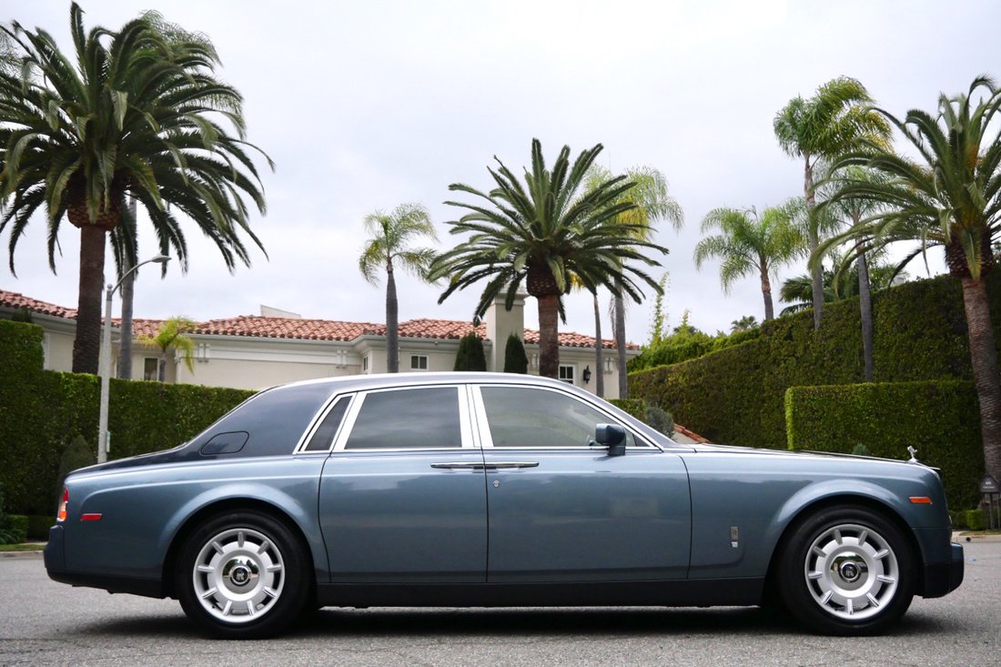 Sedan in Los Angeles, California, United States 5 - 17155302