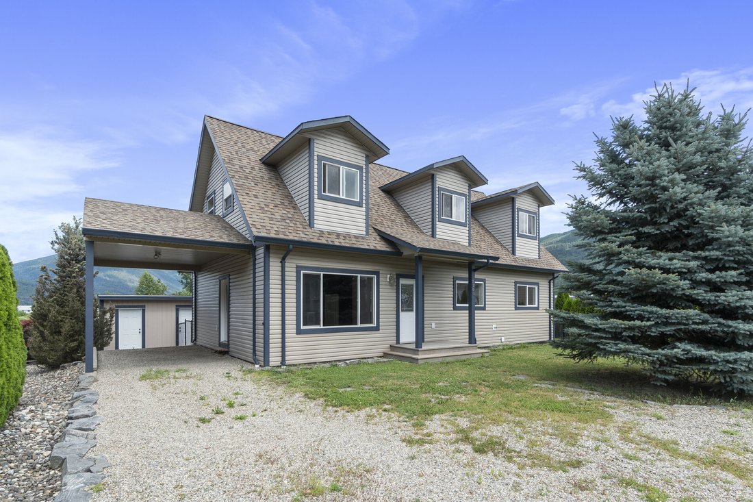 House in Salmon Arm, British Columbia, Canada 1 - 17157305