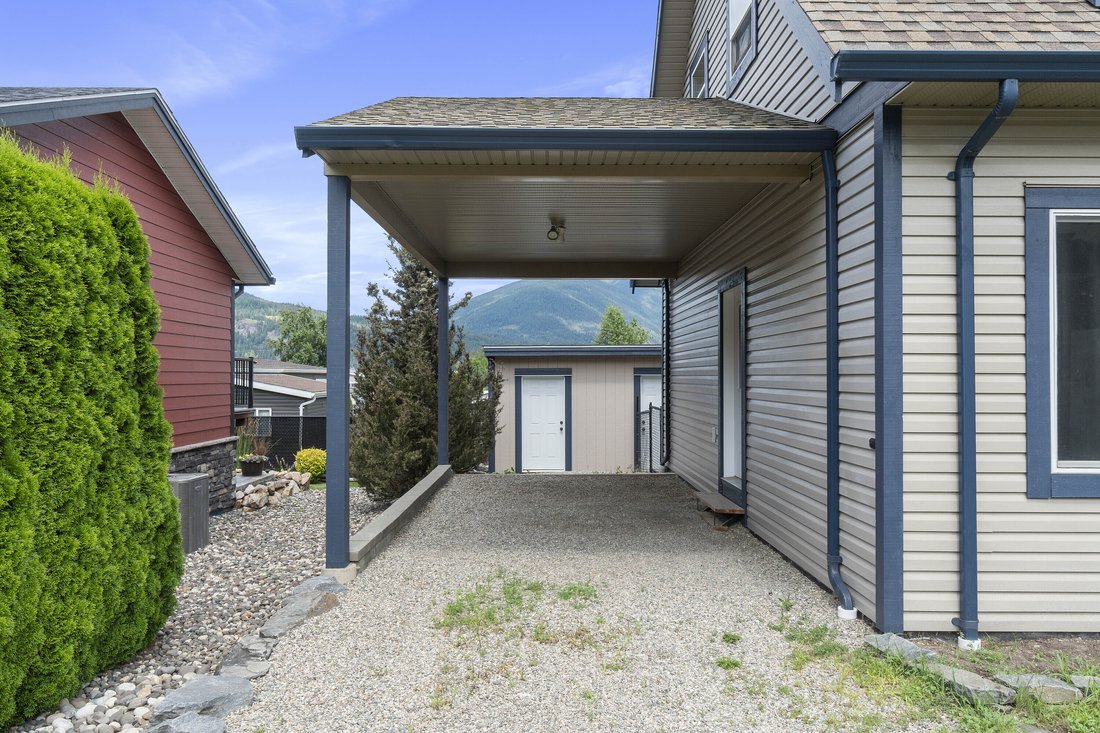 House in Salmon Arm, British Columbia, Canada 4 - 17157305