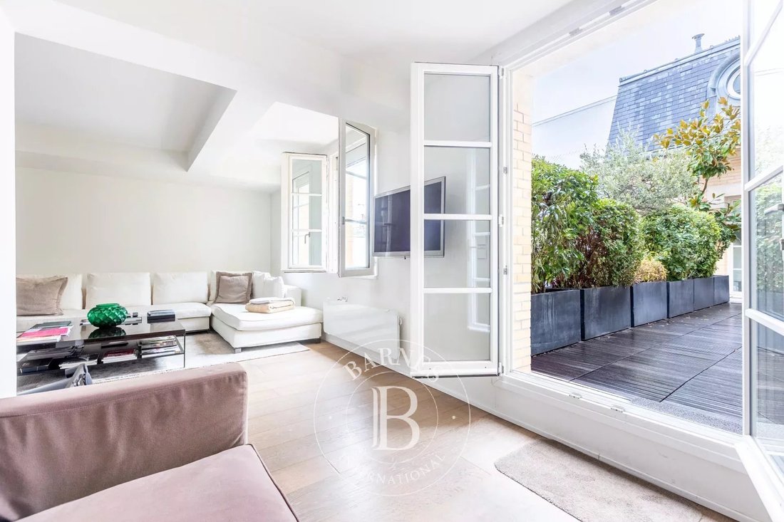 Apartment in Triangle d'Or, Paris 8e Arrondissement, Paris 2 - 17155437