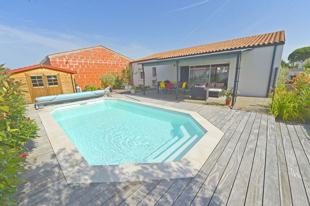 House in Saint-Sulpice-de-Royan, Nouvelle-Aquitaine, France 1 - 17155328