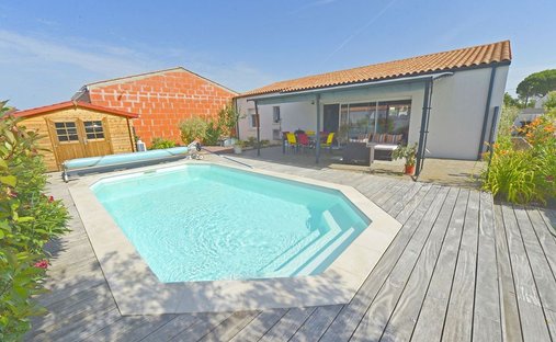 House in Saint-Sulpice-de-Royan, Nouvelle-Aquitaine, France 1
