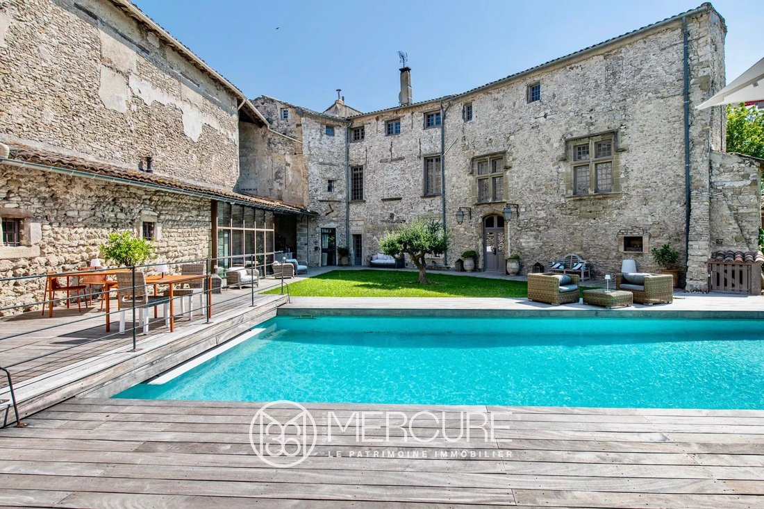Estate in Velorgues-Petit Palais, L'Isle-sur-la-Sorgue, France 1 - 16485573