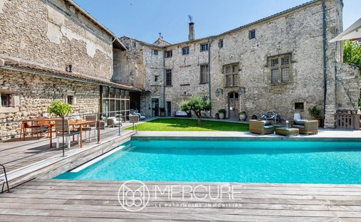 Estate in Velorgues-Petit Palais, L'Isle-sur-la-Sorgue, France 1