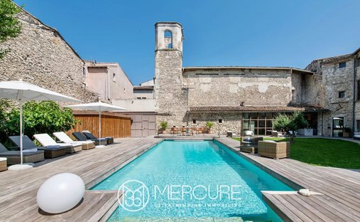 Estate in Velorgues-Petit Palais, L'Isle-sur-la-Sorgue, France 1
