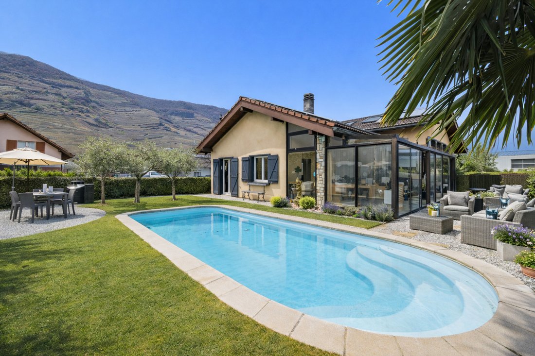 Detached Villa With Pool In Fully