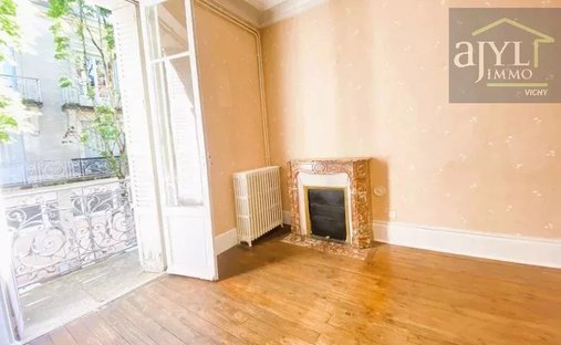 17th C. Chateau (With A Section Dedicated To Events) And 5 Acres In Centre Of France