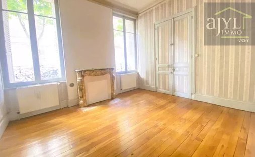 17th C. Chateau (With A Section Dedicated To Events) And 5 Acres In Centre Of France