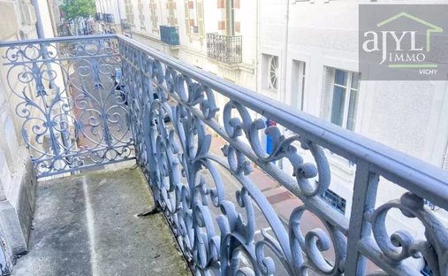 17th C. Chateau (With A Section Dedicated To Events) And 5 Acres In Centre Of France