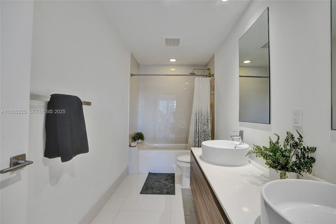 Condo in Miami, Florida, United States 3 - 17202409