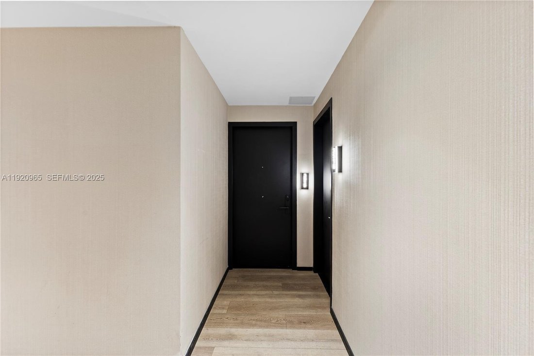 Condo in Miami, Florida, United States 3 - 17205291