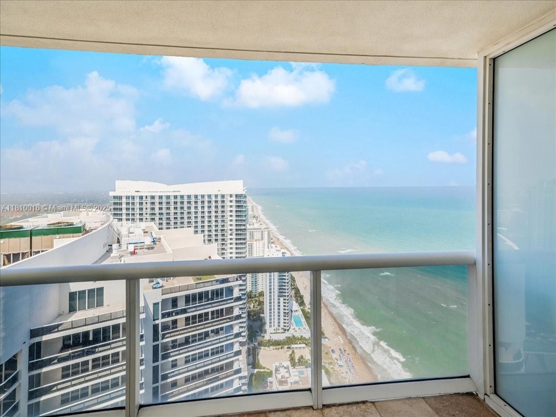 Condo in Hallandale Beach, Florida, United States 1 - 17202112