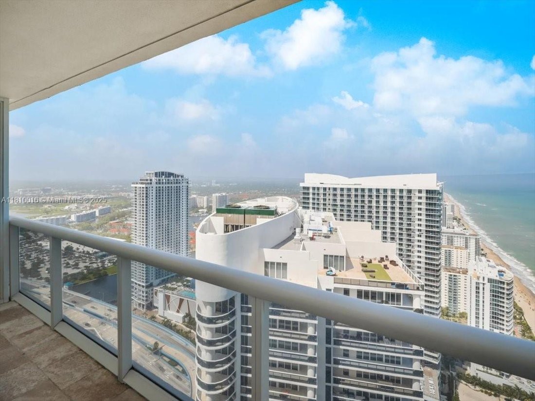 Condo in Hallandale Beach, Florida, United States 5 - 17202112