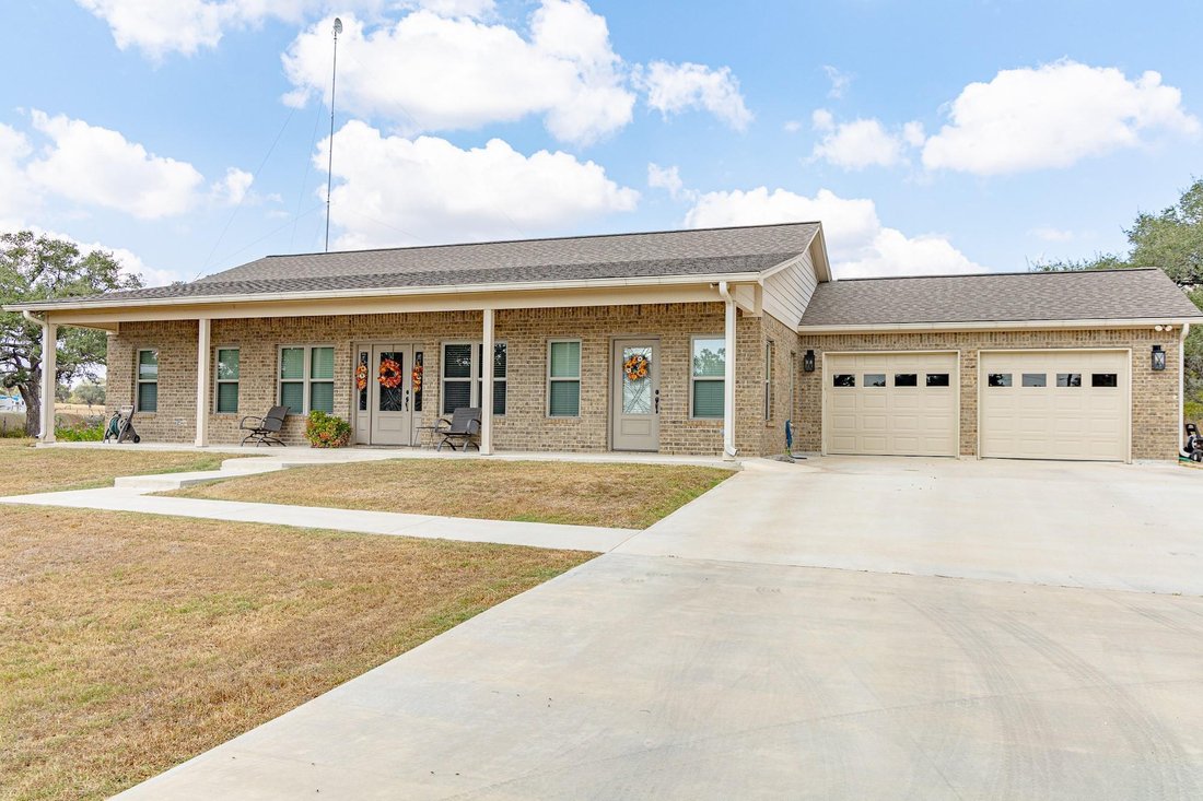 House in Yoakum, Texas, United States 1 - 17207322