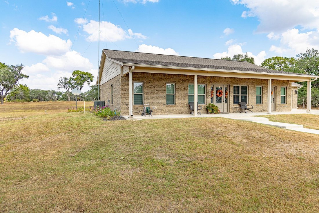 House in Yoakum, Texas, United States 2 - 17207322