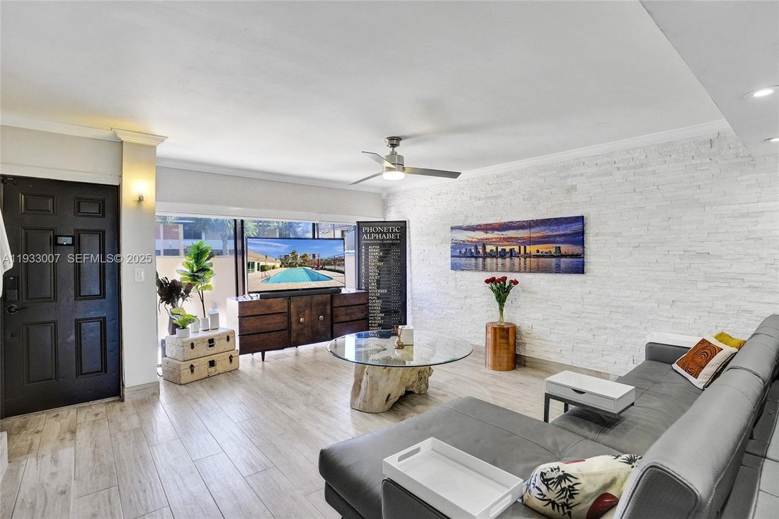 Townhouse in Golden Beach, Florida, United States 3 - 17202597