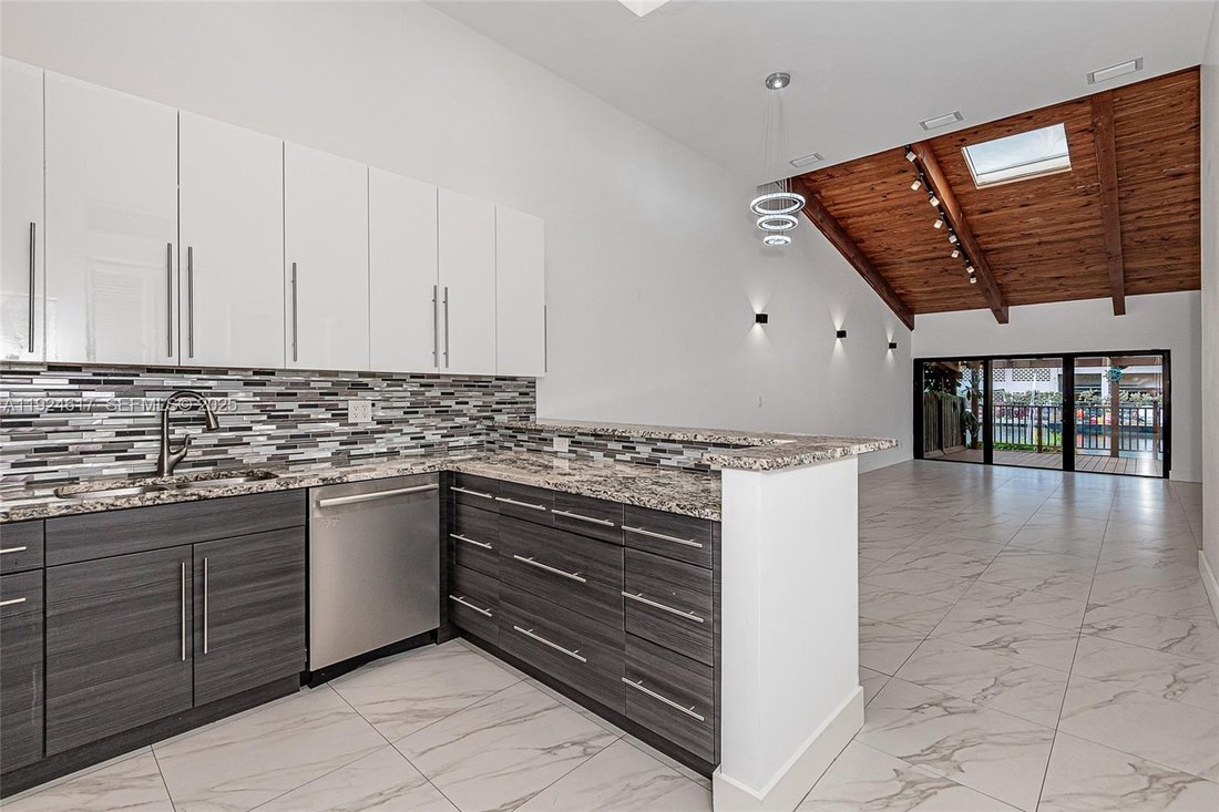 House in Hallandale Beach, Florida, United States 2 - 17205299