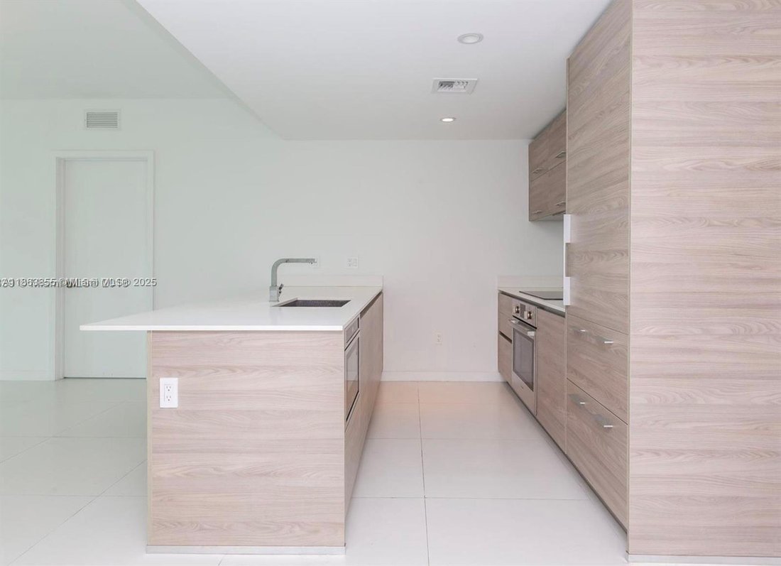 Condo in Miami, Florida, United States 3 - 17205689