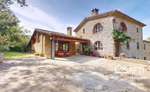 Country House in Riudellots de la Creu, Palol de Revardit, Spain 1