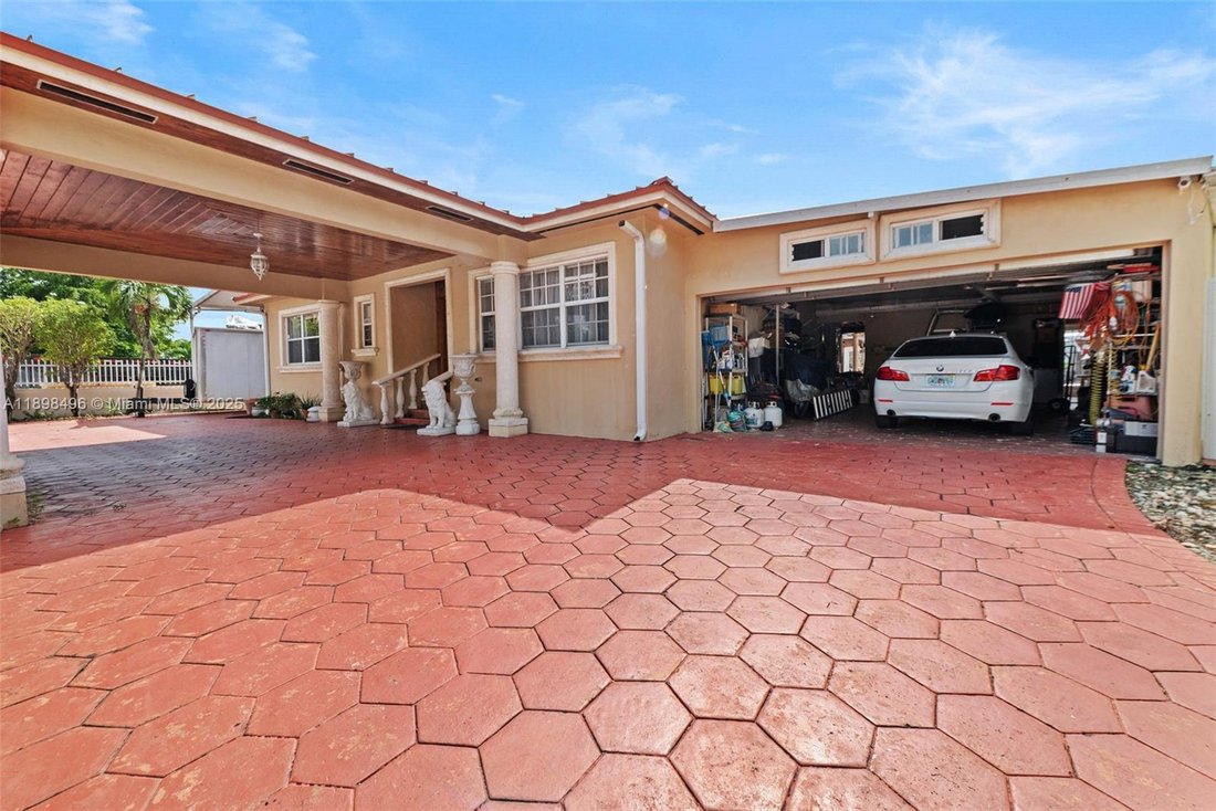 House in Hialeah, Florida, United States 3 - 17204708