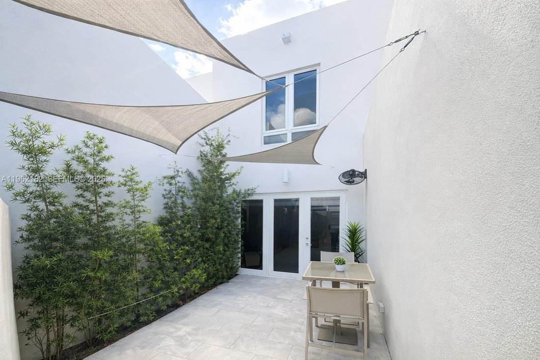Townhouse in Doral, Florida, United States 5 - 17202405
