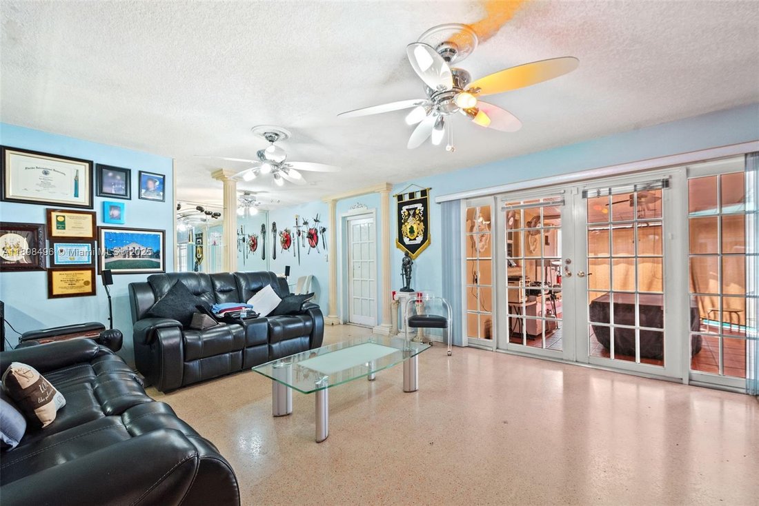 House in Hialeah, Florida, United States 5 - 17204708