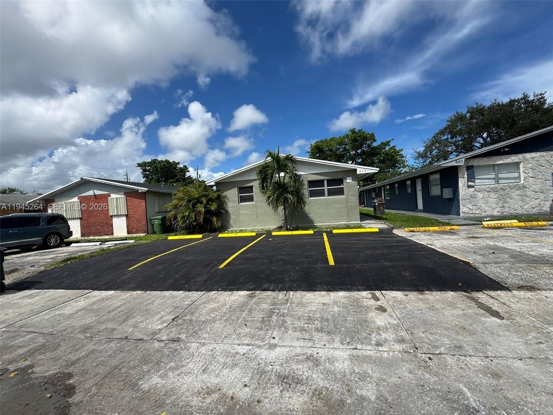 House in Hallandale Beach, Florida, United States 1 - 17205896