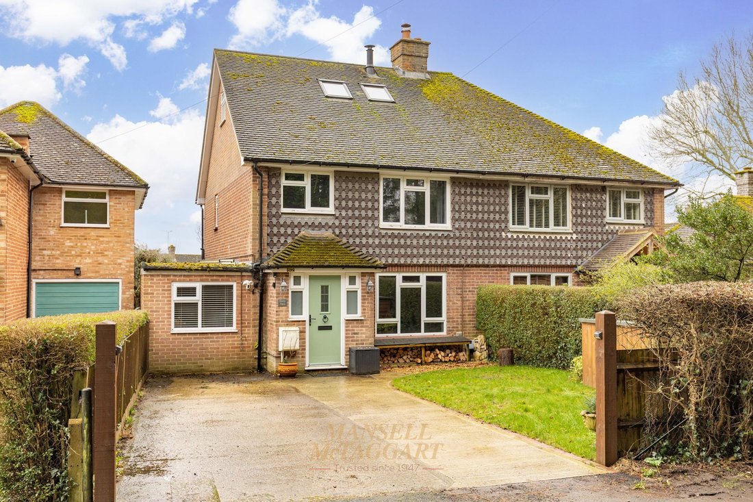 House in Charlwood, England 1 - 17220545