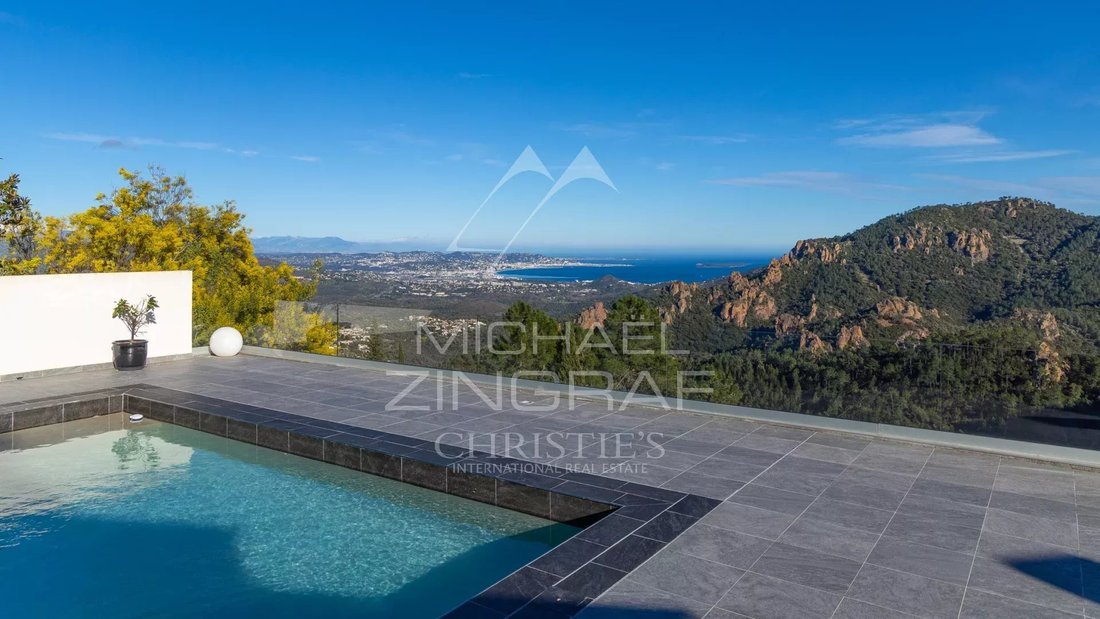 Villa in Mandelieu-la-Napoule, Provence-Alpes-Côte d'Azur, France 1 - 17220279