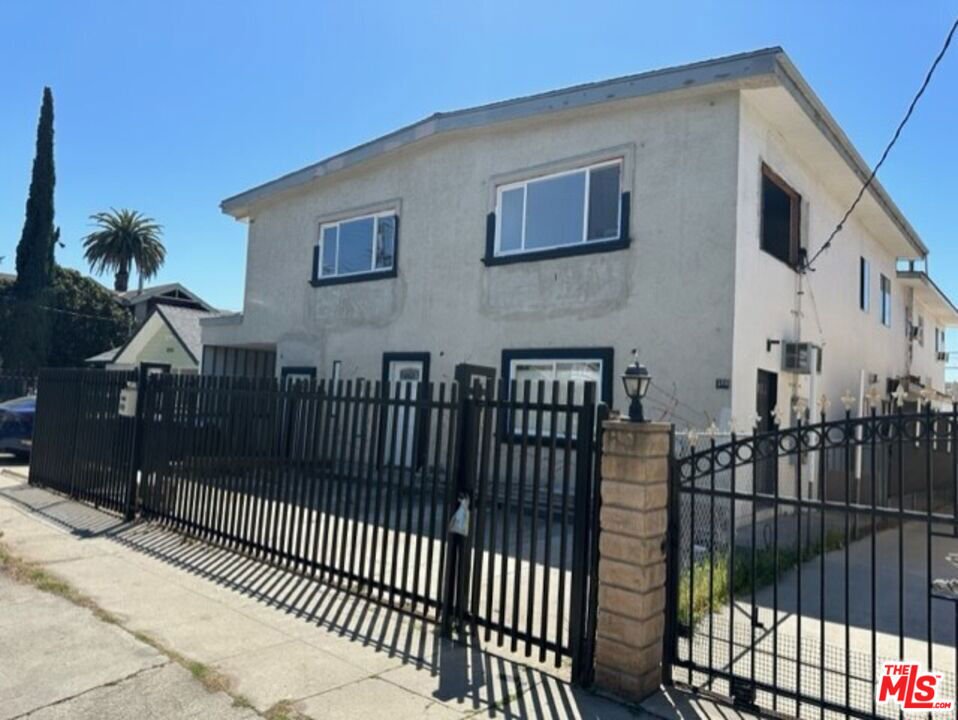 Los Angeles, California, United States 1 - 17230951