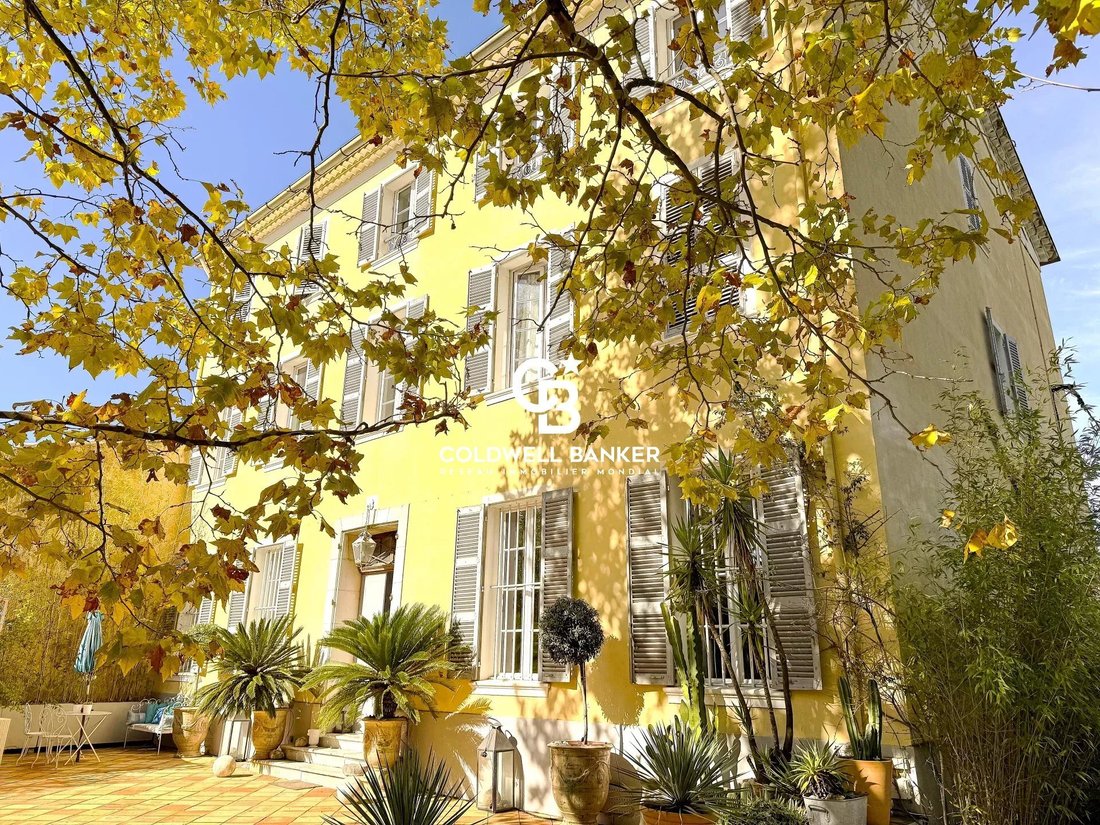 Estate in La Crau, Provence-Alpes-Côte d'Azur, France 2 - 14926433
