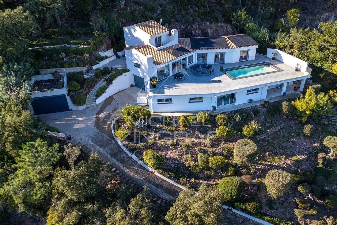 Villa in Mandelieu-la-Napoule, Provence-Alpes-Côte d'Azur, France 2 - 17220279