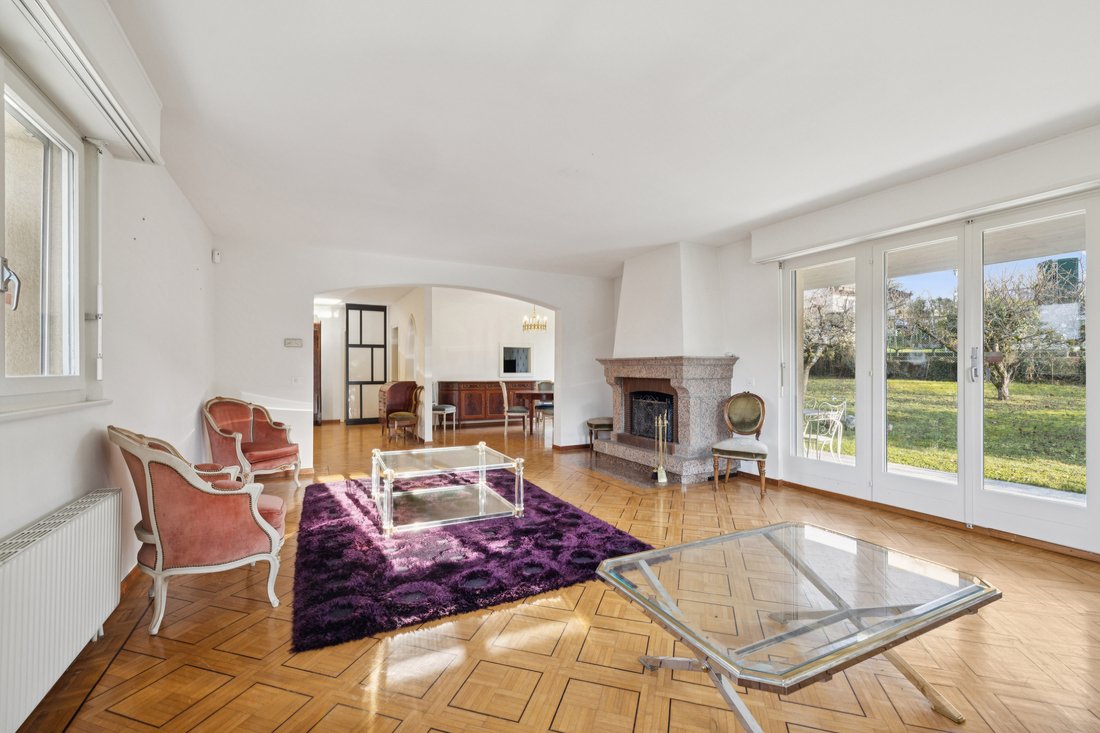 Spacious Single Storey Family Villa With Great Potential