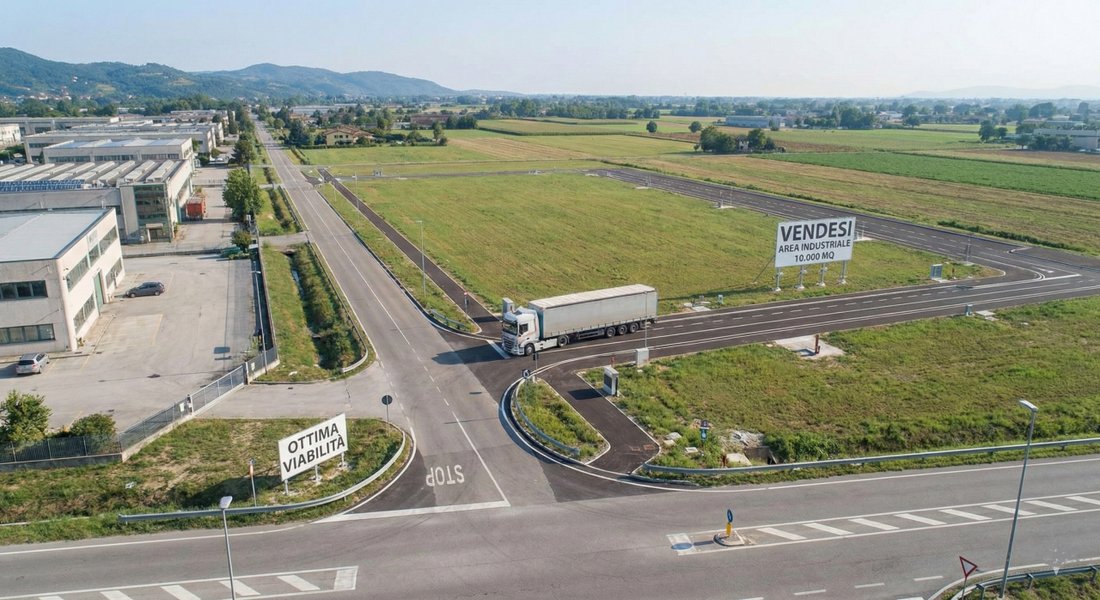 Land in Montebelluna, Veneto, Italy 1 - 15478986