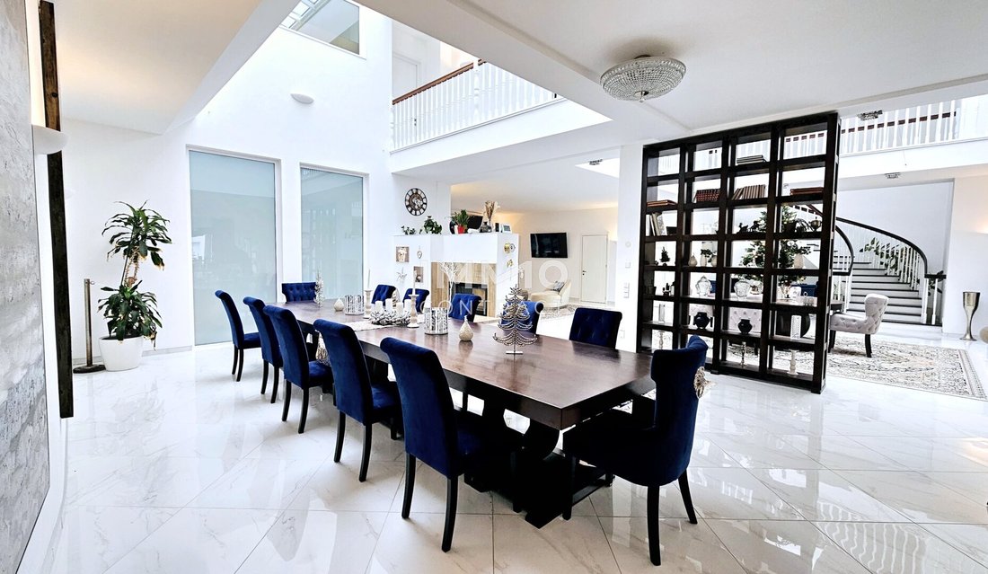 Zeitlose Architektur Trifft Großzügigkeit Designvilla Mit Indoor Pool Und Einliegeroption