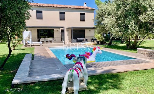 Villa in Saint-Didier, Provence-Alpes-Côte d'Azur, France 1