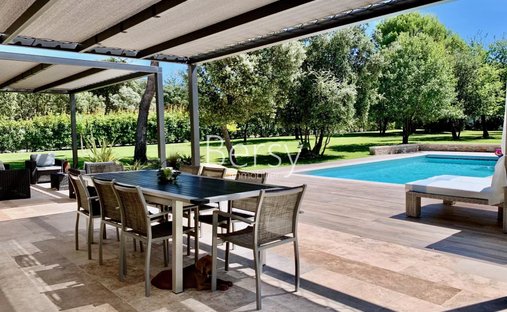 Villa in La Ville, L'Isle-sur-la-Sorgue, France 1