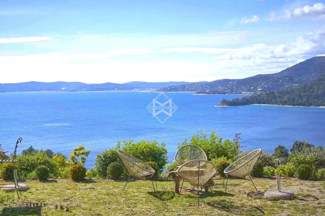 Villa in Le Lavandou, Provence-Alpes-Côte d'Azur, France 1 - 12598580