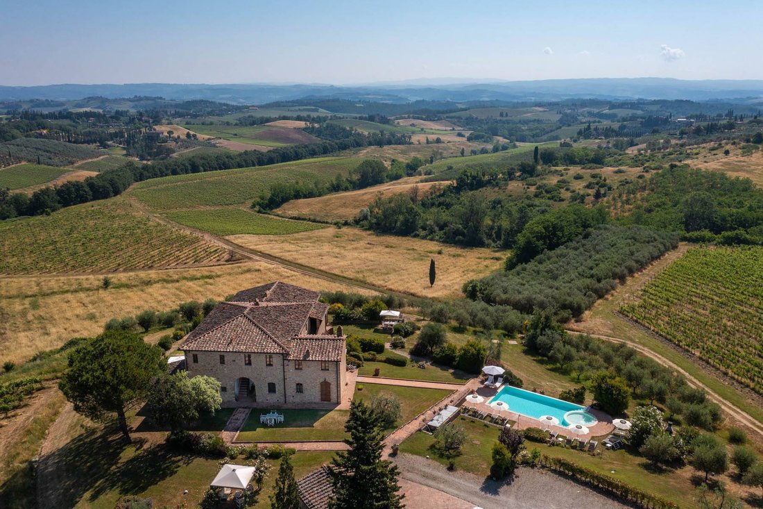 House in San Gimignano, Tuscany, Italy 1 - 12927077