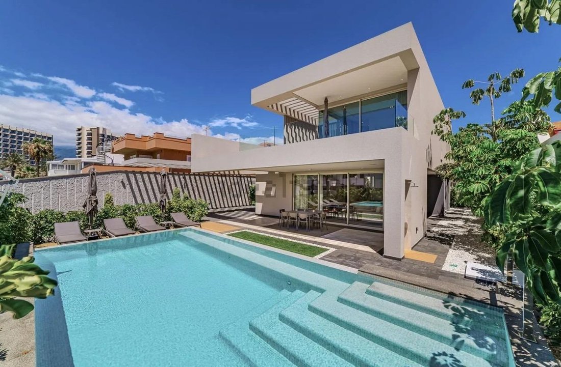 Villa in Playa de las Americas, Canary Islands, Spain 1 - 15759577